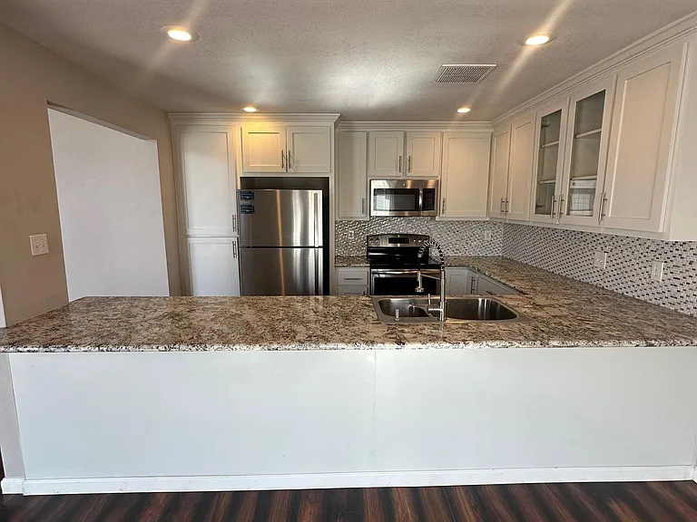 10485 S Del Valle Dr — Photo 6