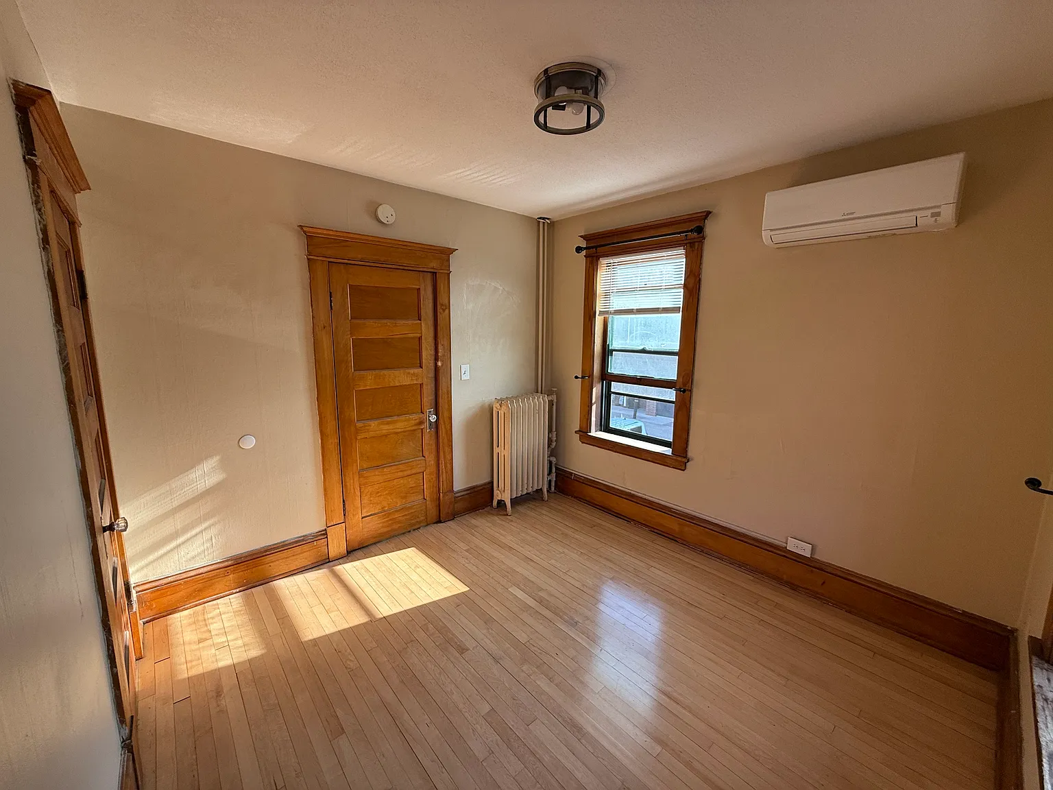 4 bed, 3500 sqft, $700 — Photo 2