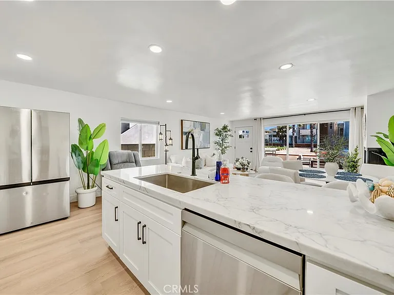 920 W Balboa Blvd — Photo 6