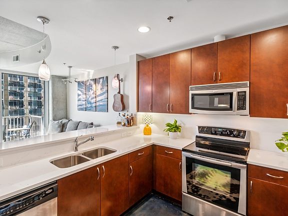 3rd image of 301 Demonbreun St Unit 1719
