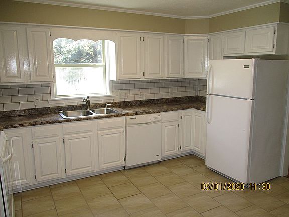4th image of 598 Edgewood Cres