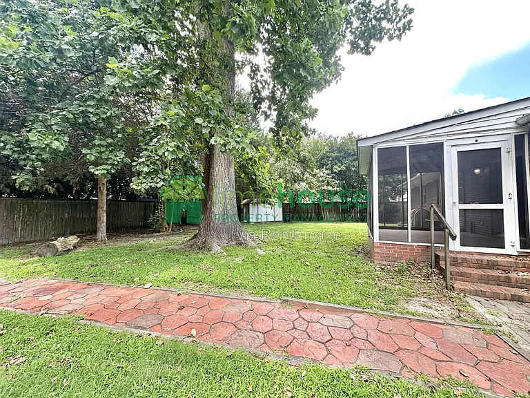 417 Lynn Shores Dr — Photo 2