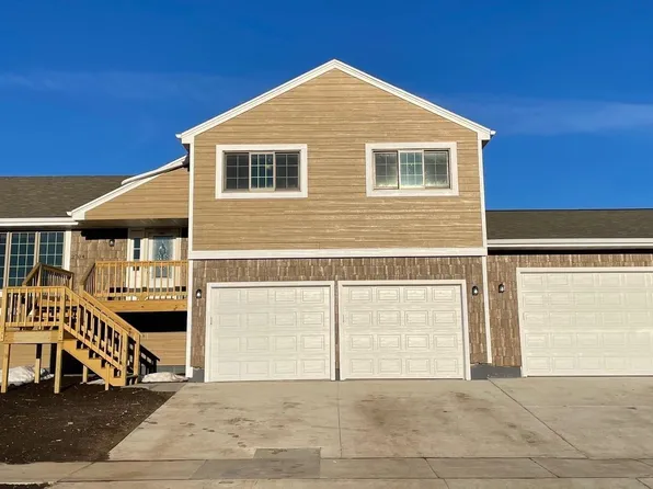 2704 N Bent Grass Ct, Sioux Falls, SD 57107