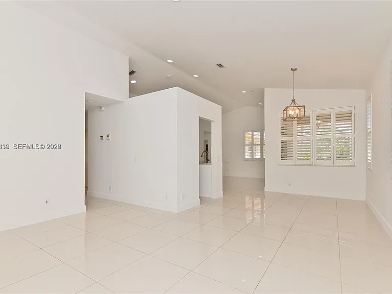 889 Sand Creek Cir — Photo 8