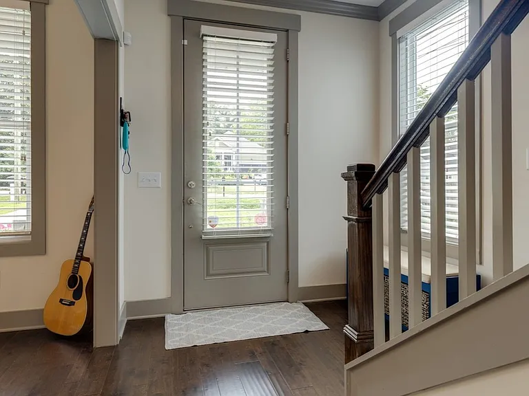 1813 Sherwood Ln — Photo 3