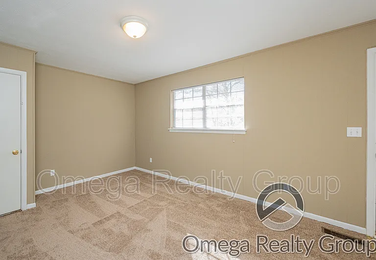 504 Roselle Ln — Photo 16