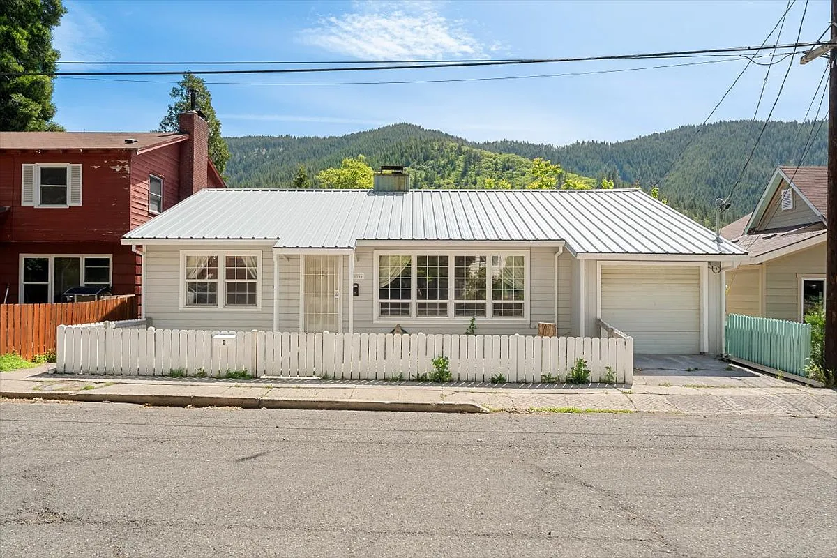 Castle Ave, Dunsmuir — Photo 1