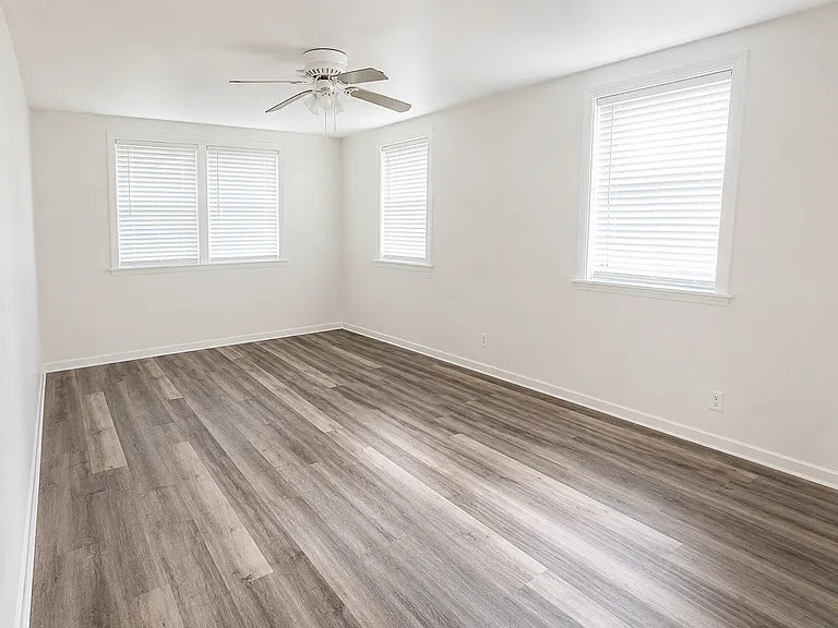17FT X 11FT : LIVING/DINING ROOM