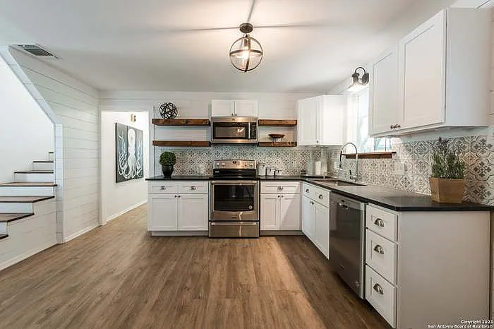 305 Riverside Dr — Photo 7