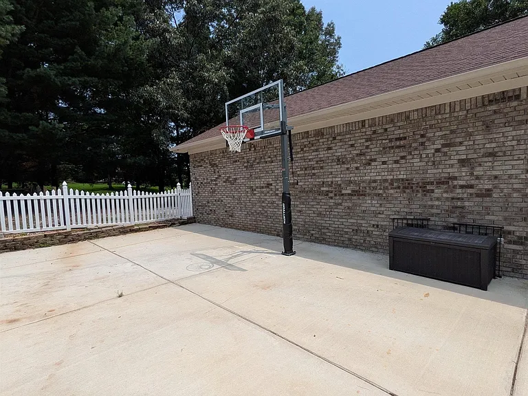 102 Huntington Ridge Rd — Photo 32