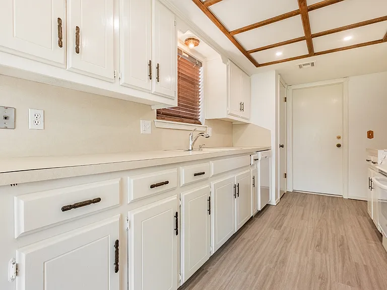 1006 W Neptune Rd — Photo 6