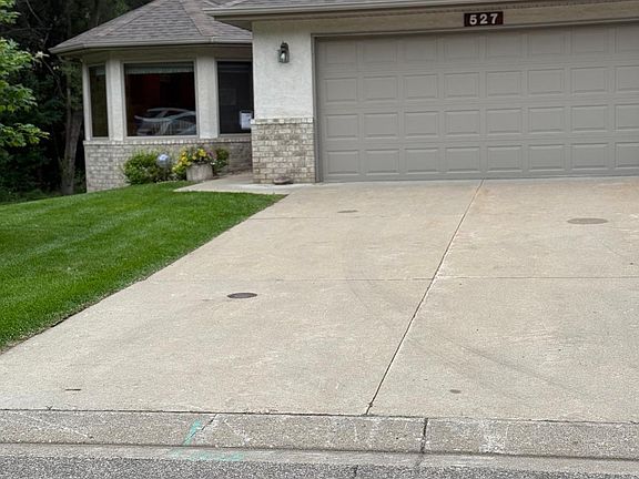 2nd image of 527 Woodside Ct