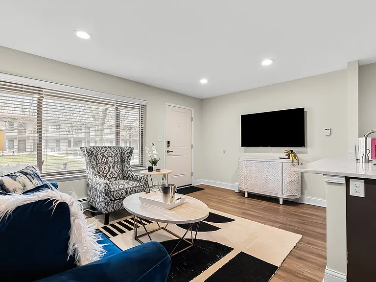 Royal Oak Place Apartments — Photo 19