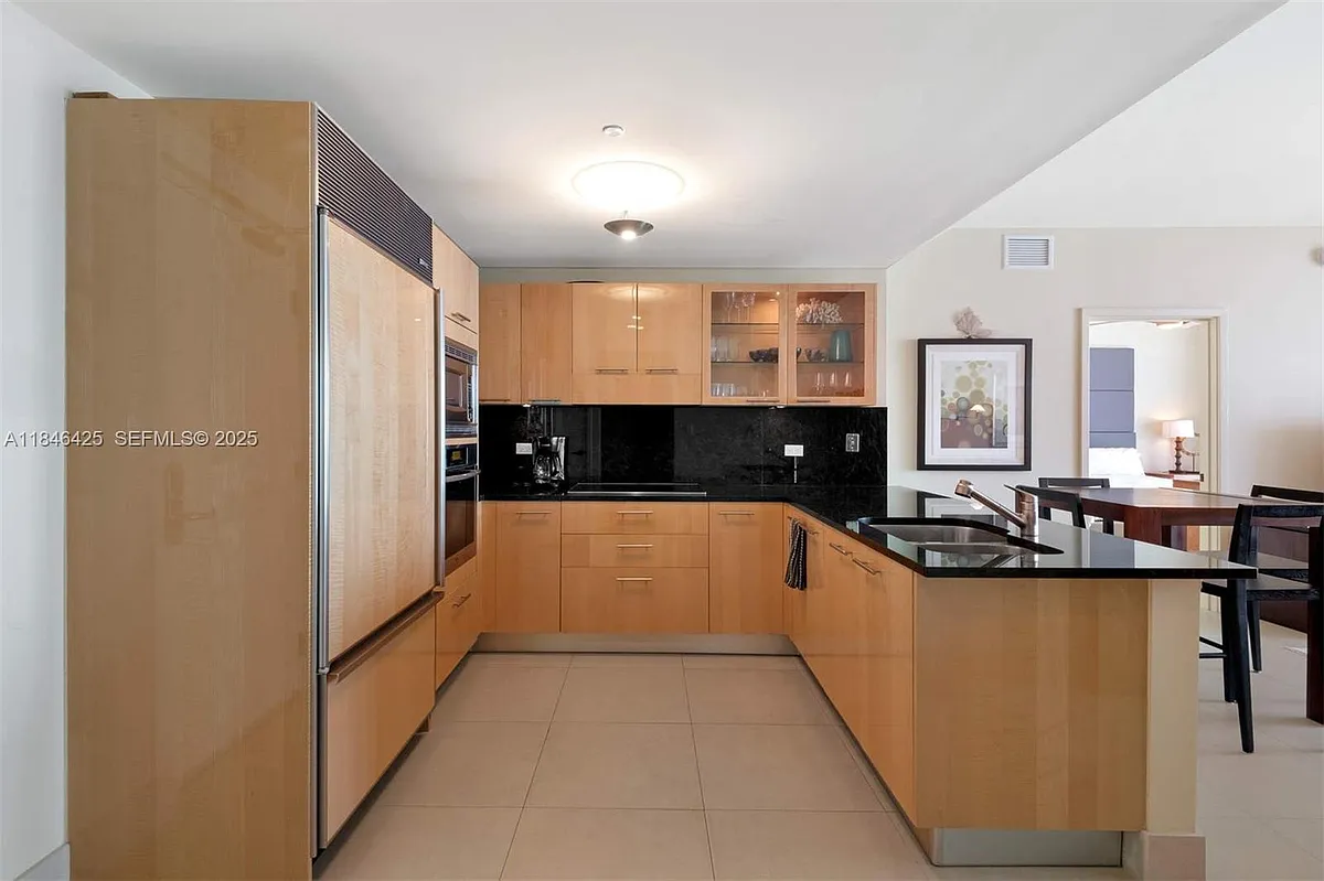 Building Photo - 6799 Collins Ave #1603