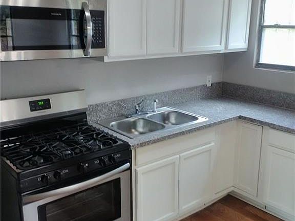 4th image of 2752 Custer Dr