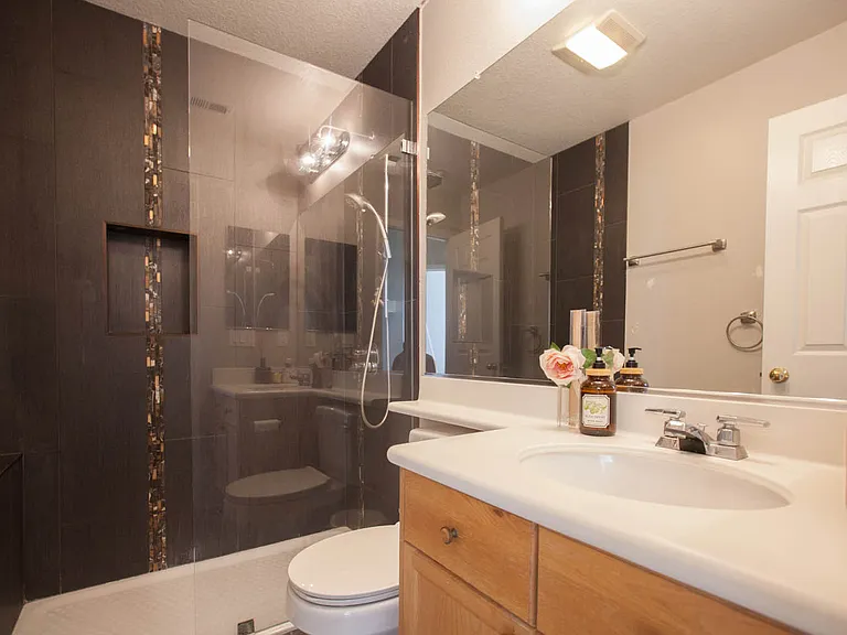 Hall Bath (upstairs)