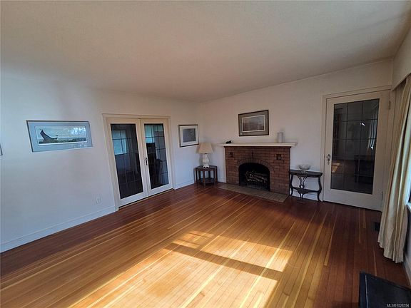 3rd image of 1254 Burnside Rd W