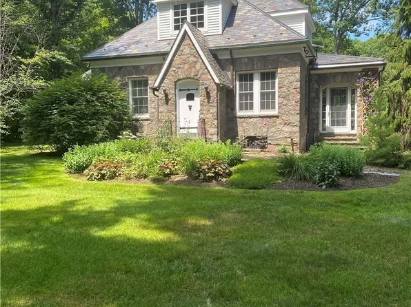 163 Goose Pond Rd, Skytop, PA 18357