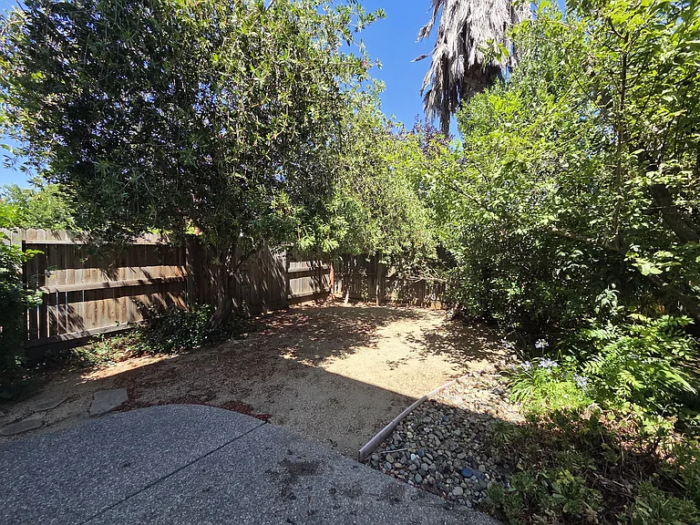 1406 Yukon St — Photo 52