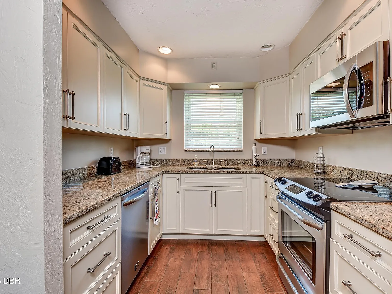 2 bed, 1.5 bath, 1452 sqft, $2,200 — Photo 2