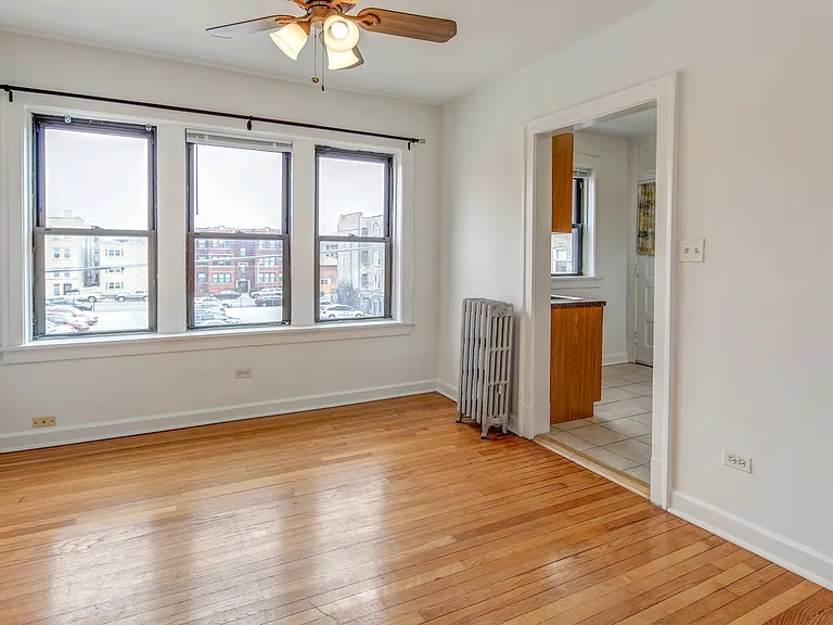 1 BR 725 Dinng
