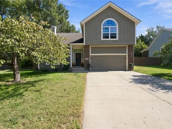 18207 Rollins Dr, Smithville, MO 64089