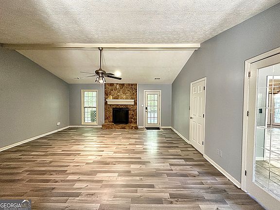 3rd image of 112 Greenbriar Trl