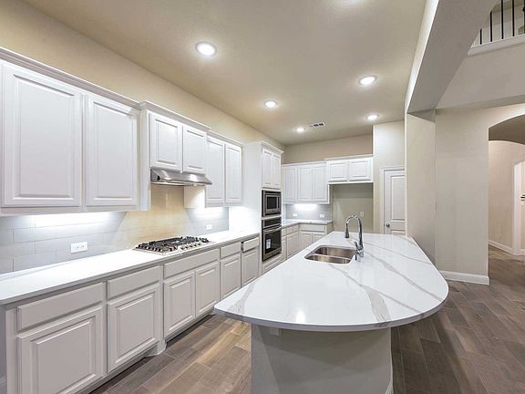 3rd image of 816 Parkland Dr
