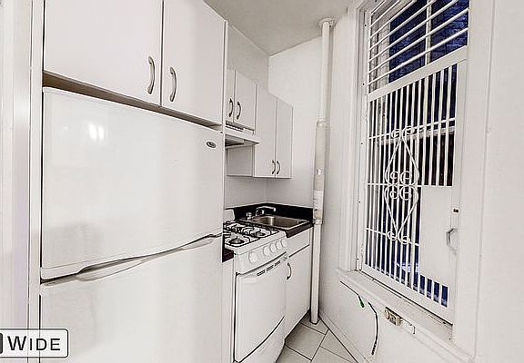 3rd image of 212 E 89th St #A