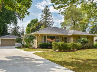 7401 N Mohawk Rd, Fox Pt, WI 53217