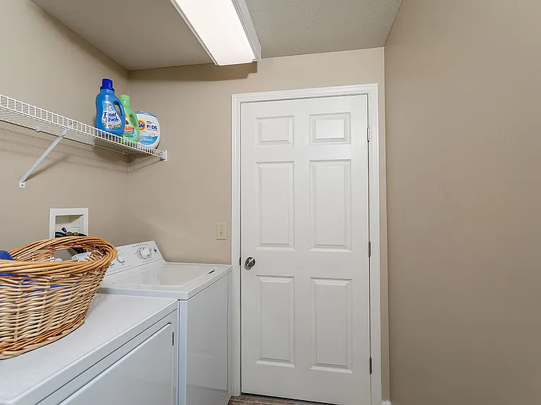 WoodsEdge Apartments — Photo 27