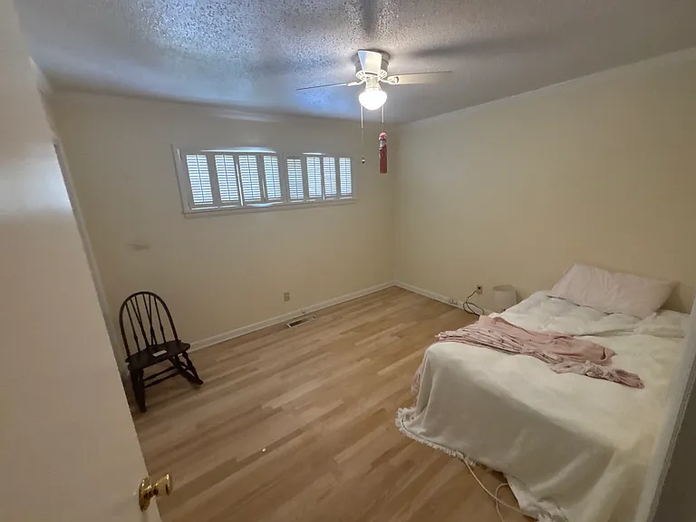 Middle bedroom.