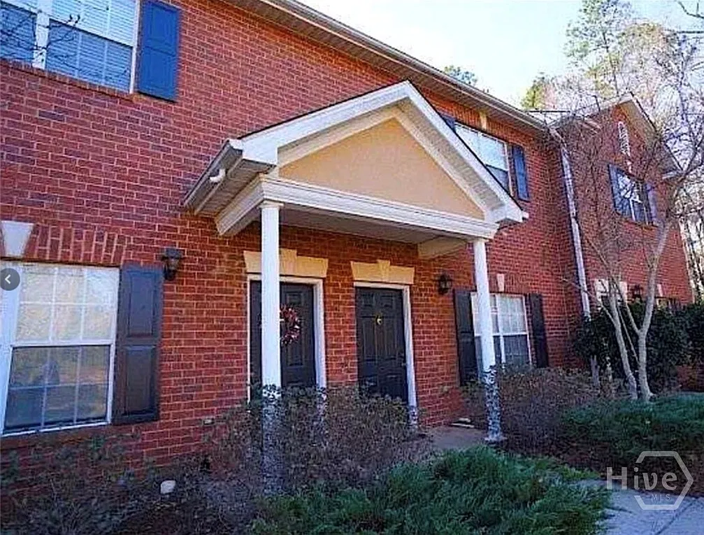 2 bed, 2.5 bath, 1332 sqft, $1,300 — Photo 1