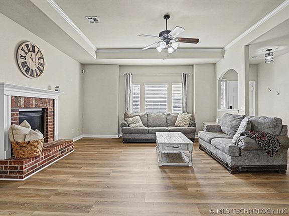 2nd image of 2740 W Quinton St