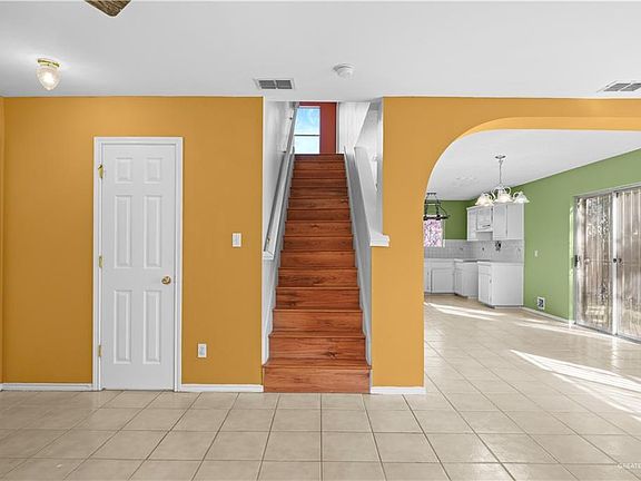 4th image of 209 San Ignacio Ave