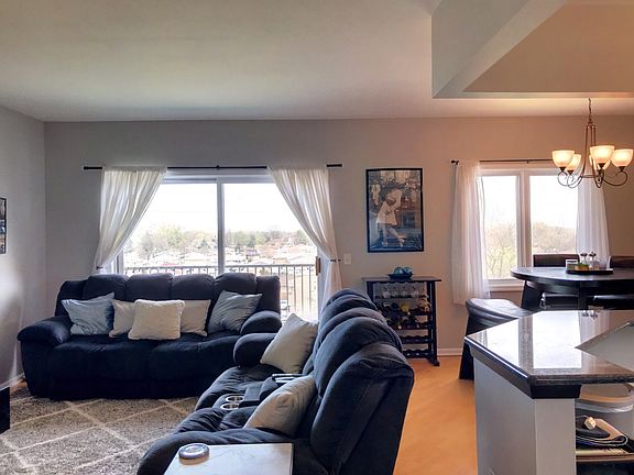 3rd image of 4534 N Cumberland Ave Unit 407