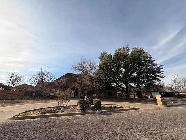 4 bed, 3.0 bath, 1875 sqft, $5,000 — Photo 2