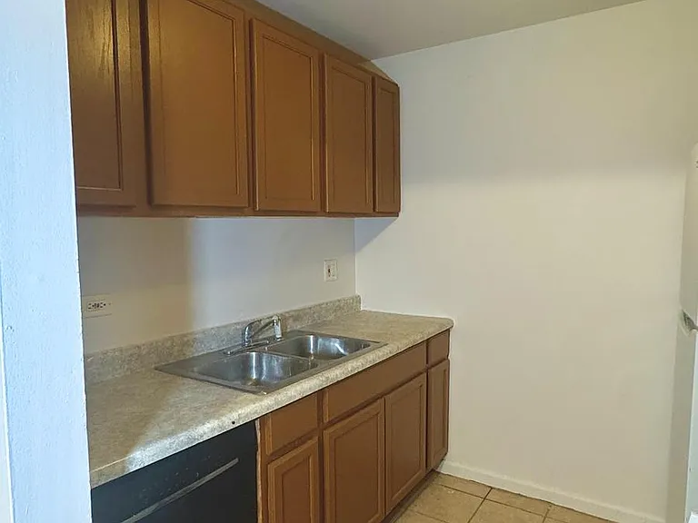 1175 Valley Ln #202 — Photo 4