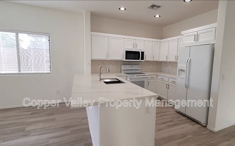 3793 W Wayne Ln — Photo 2