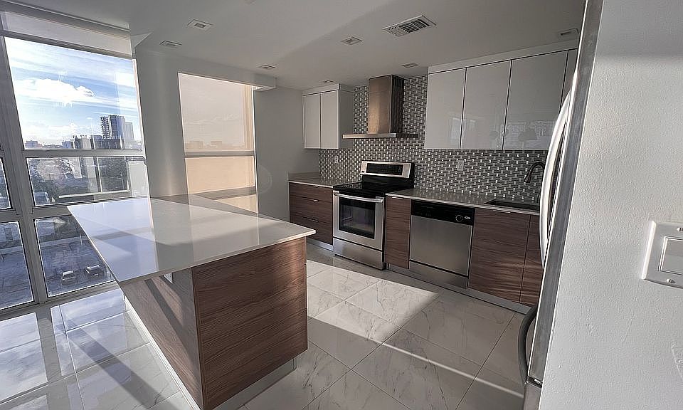 1st image of 600 NE 36th St APT 721