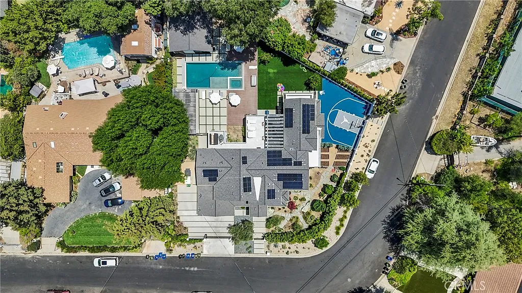 7 bed, 7000 sqft, $34,000 — Photo 3