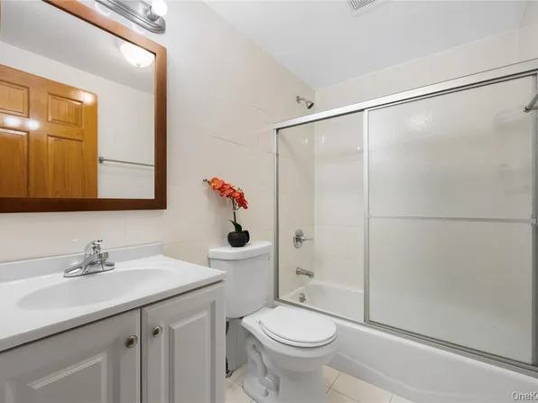 183-26 Booth Memorial Avenue image 8 of 24