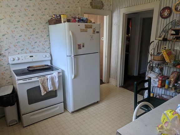 3rd image of 419 W C St