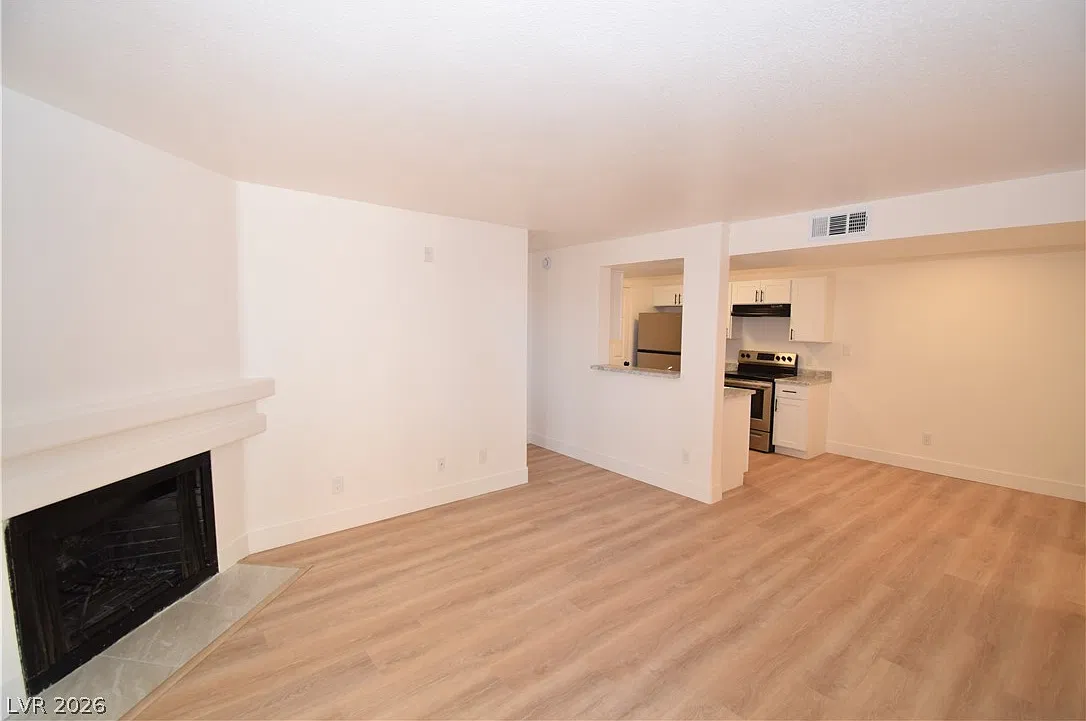 2 bed, 2.0 bath, 876 sqft, $1,300 — Photo 3