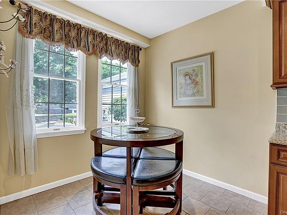 5th image of 40 Woodlands Dr