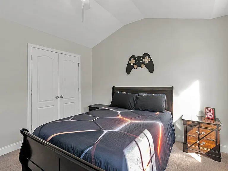 218 Maidstone Dr — Photo 33