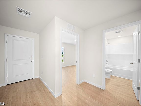 4th image of 914 SW 33rd Ter