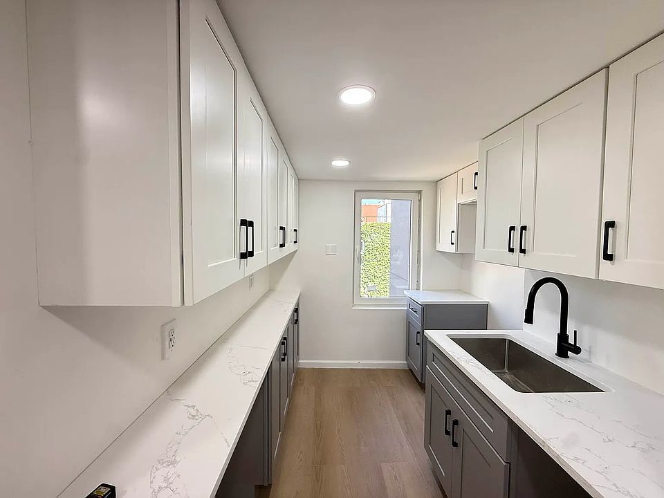 1st image of 392 Lorimer St #3