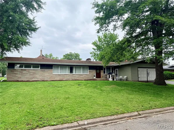 1 Crestwood Dr, Carlinville, IL 62626