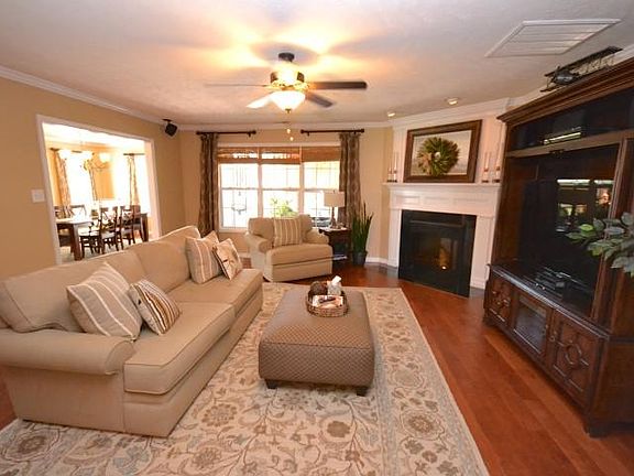 2nd image of 484 Oakridge Dr